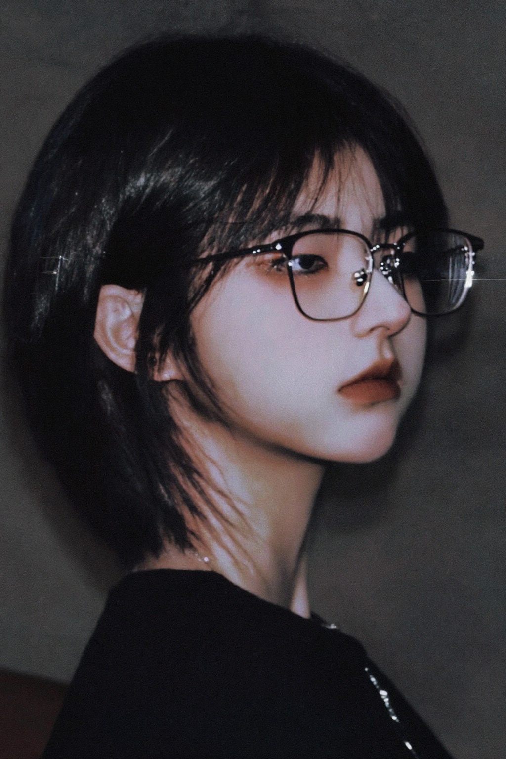 短发，戴眼镜，侧目看向远方，加背景和暗黑风格滤镜 - Image 1