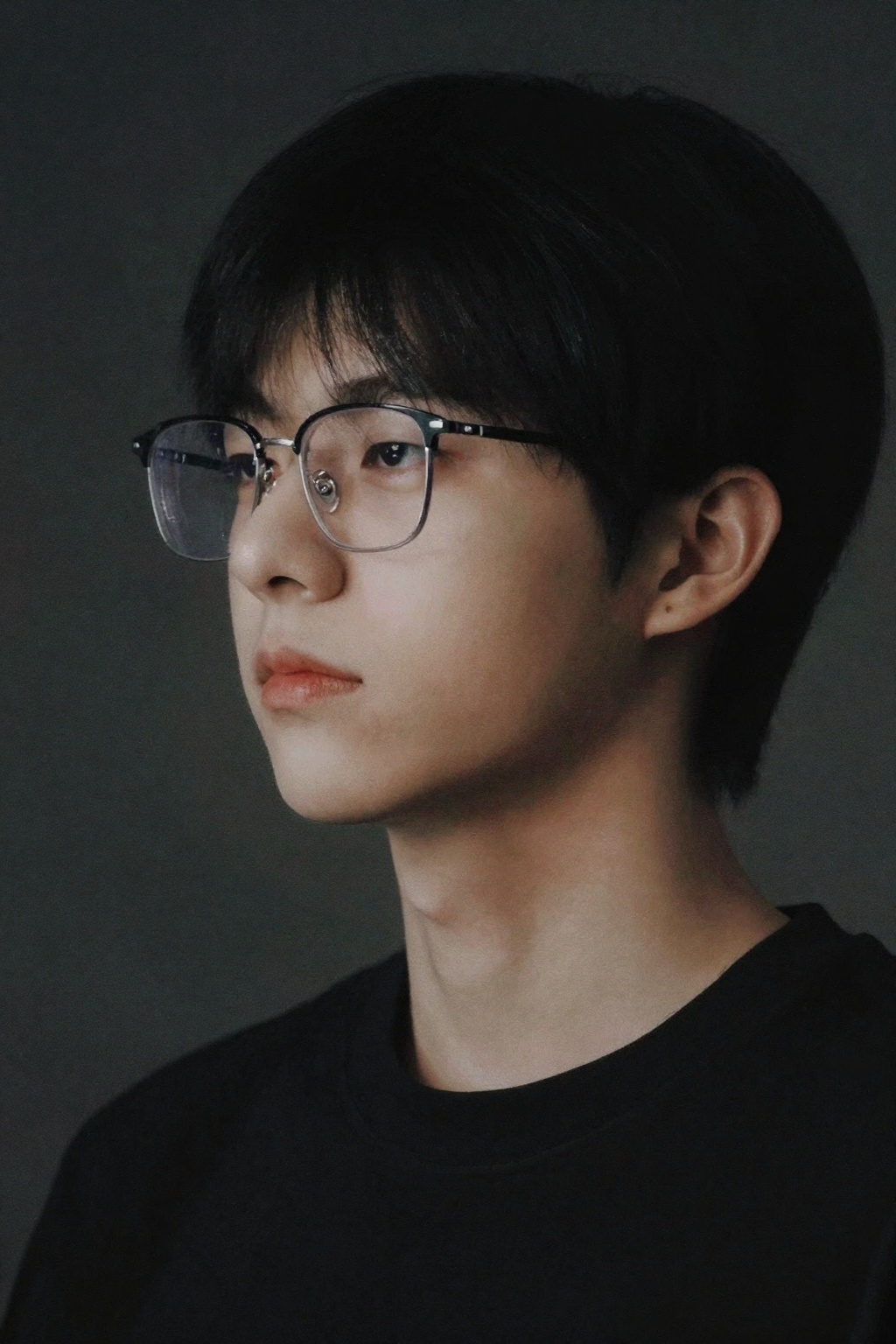 Short hair, glasses, looking sideways into the distance, with a dark background and filter. - 画像 1